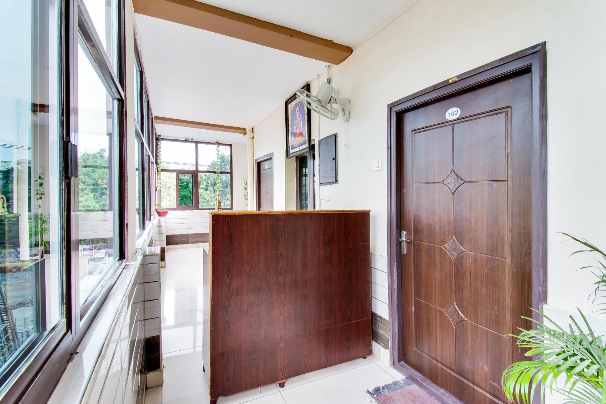Hotel Oyo Akshaya Nest à Vijayawāda Extérieur photo